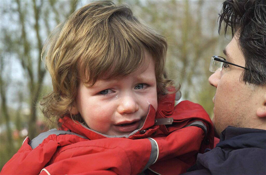 Kinderportretfotografie van verdrietig kindje.