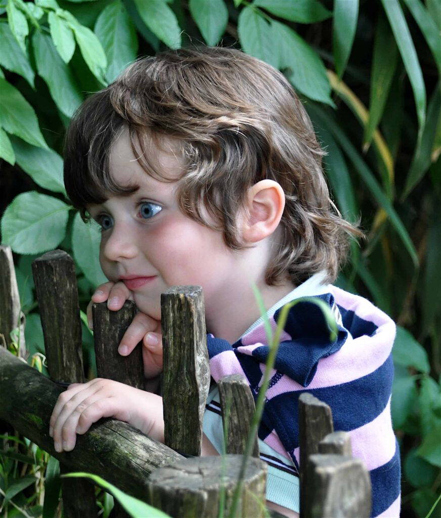 Kinderportretfotografie van verbaast kindje.