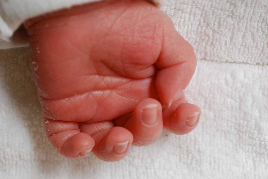 Kinderportretfotografie: handje vanaf dichtbij.