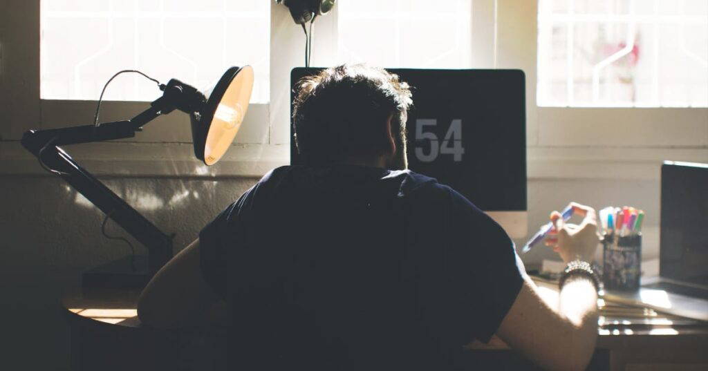 Lees waarom je 15 minuten stoelyoga op het werk nodig hebt