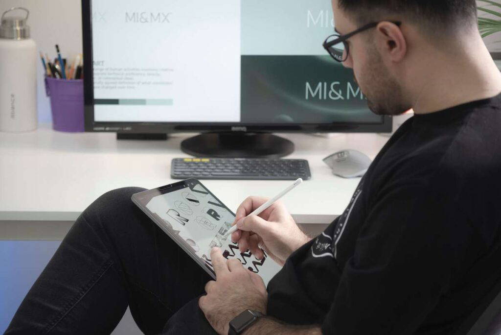 Leer efficient werken met Photoshop, Indesign en Illustrator in de grafisch vormgeven opleiding op soofos