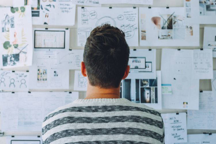 In dit onderdeel van de grafisch ontwerpen opleiding op soofos leer je alles over wat een goed concept is en hoe je voor jouw opdrachtgever de boodschap op een juiste manier kunt visualiseren