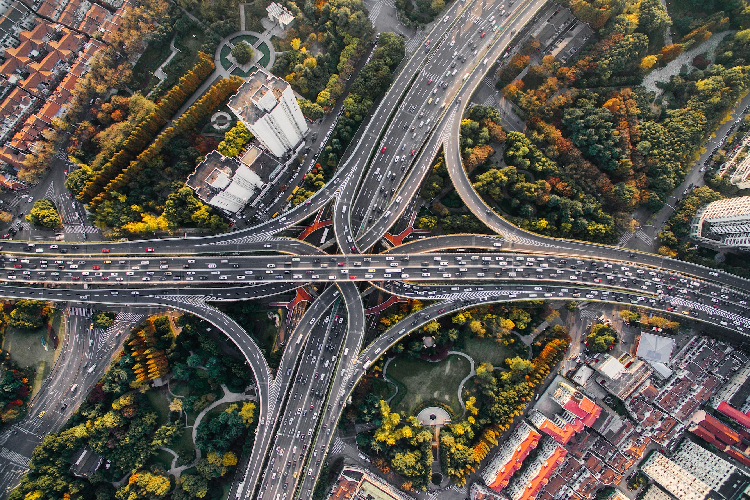 JavaScript werkt vaak asynchroon, asynchroon betekent niet "achter elkaar". Je moet vaak wachten tot de gebruiker iets doet, of een netwerk request klaar is. In dit blok gaan we kijken hoe dit precies werkt.