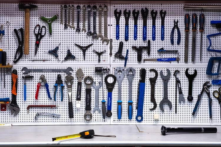 Moderne React applicaties schrijft men steeds meer in je in de taal TypeScript. In dit onderdeel leren we genoeg TypeScript om het effectief in combinatie met React te gebruiken.