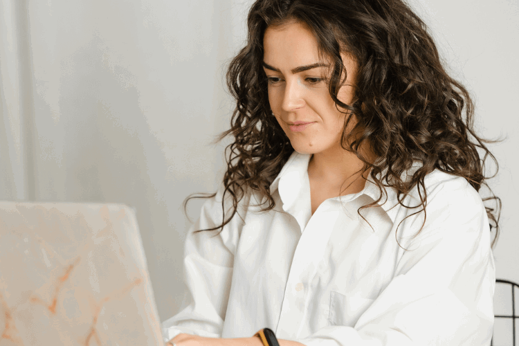 Kim van haren achter de laptop