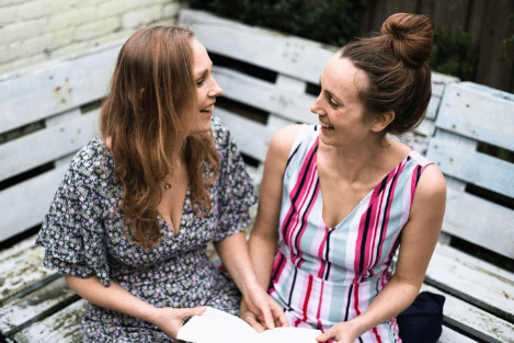 Foto van instructeurs Lori en Tatum van Kleine Zaken die een cursus op Soofos geven over ouderschap