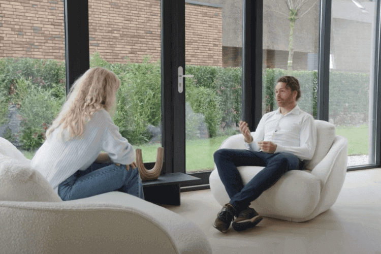 Slaap expert Leo van Woerden voert een coachgesprek over slaap