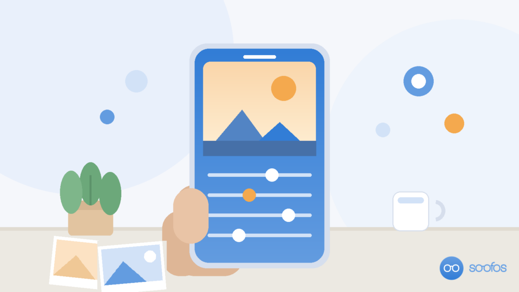Illustratie van een hand met een telefoon waarop een foto en bewerkingsschuifjes te zien zijn, in Soofos-blauw.