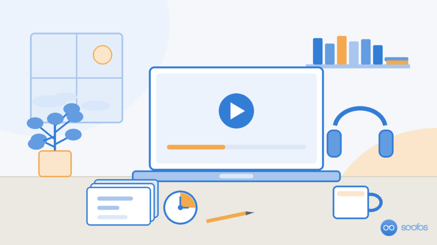 Illustratie in de blauwe huisstijl van Soofos: een laptop met een videoles op een bureau, met daarnaast een stapeltje flashcards, een klok waarop een kwartier is gemarkeerd, een koptelefoon, een mok en een plant voor het raam.